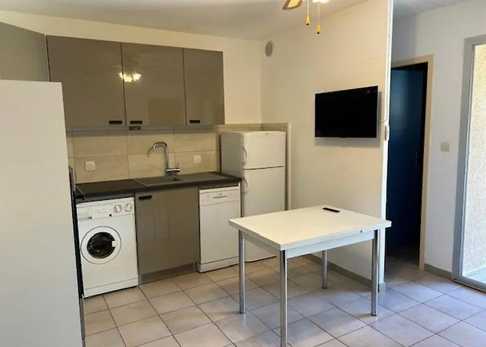 T3 Avec Terrasse Spacieuse, Proche Plage, 4 Pers., Parking Inclus - Fr-1-701-27 Apartman